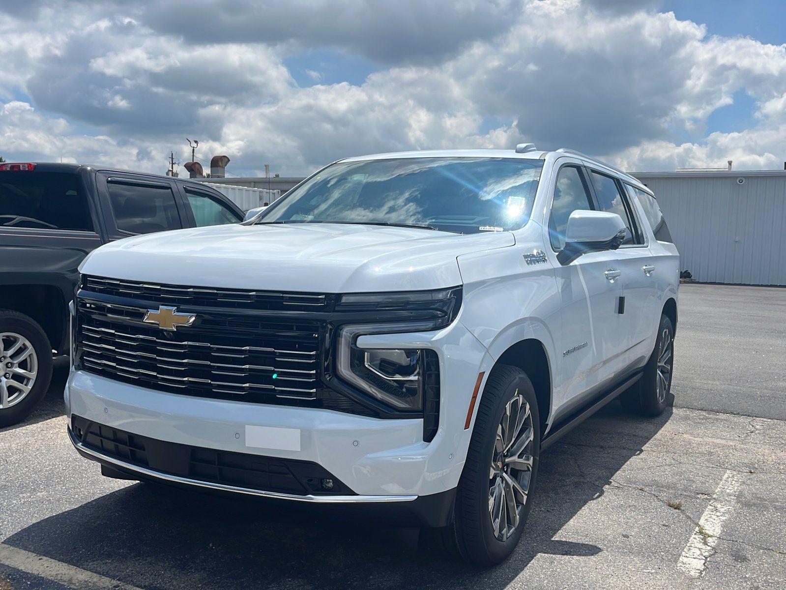 Polar White Tricoat 2026 Chevrolet Suburban SUV / Crossover Four-Wheel Drive Automatic