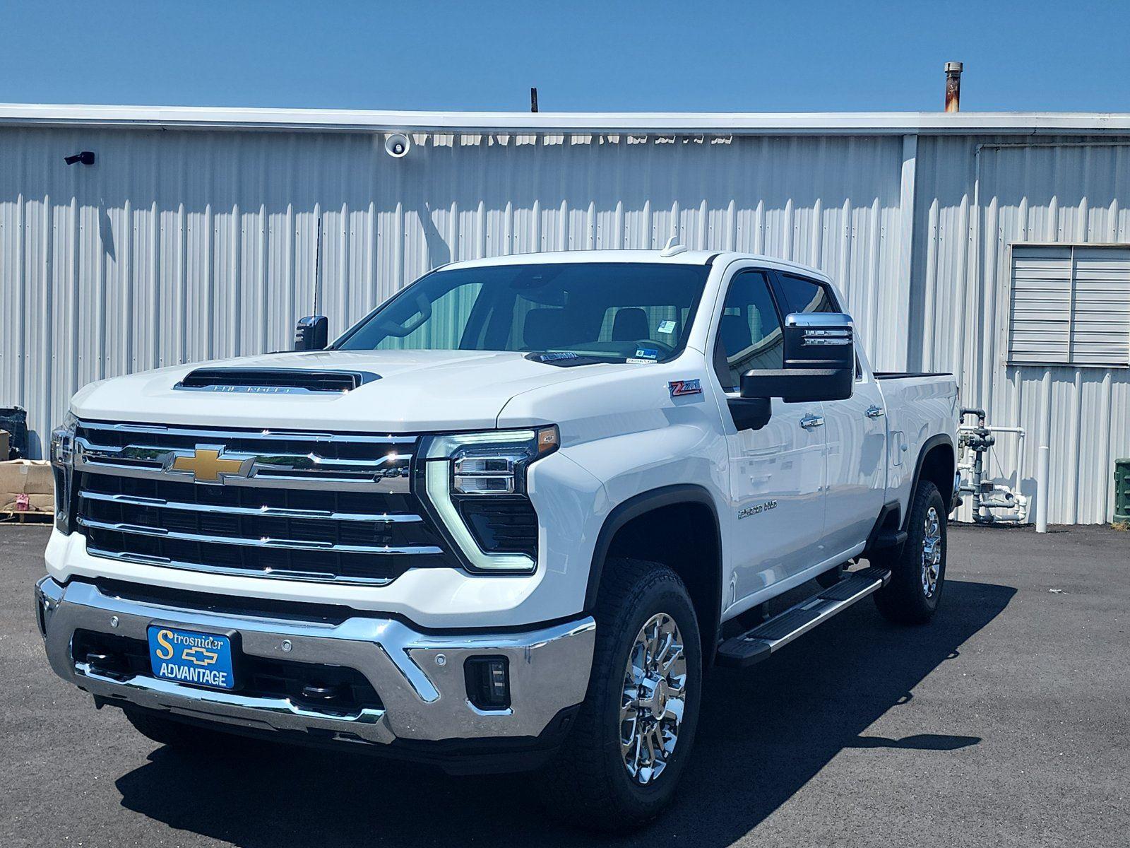 Summit White 2026 Chevrolet Silverado 2500HD Pickup Truck Four-Wheel Drive Automatic