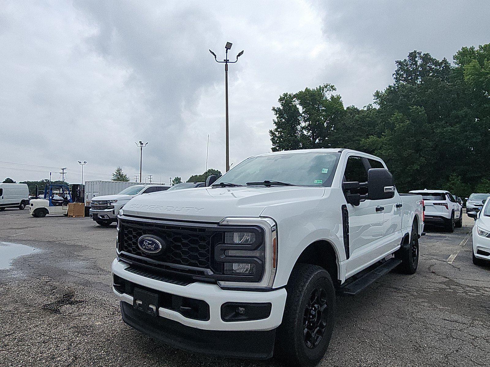 Oxford White 2024 Ford F-250 Super Duty Pickup Truck Four-Wheel Drive Automatic