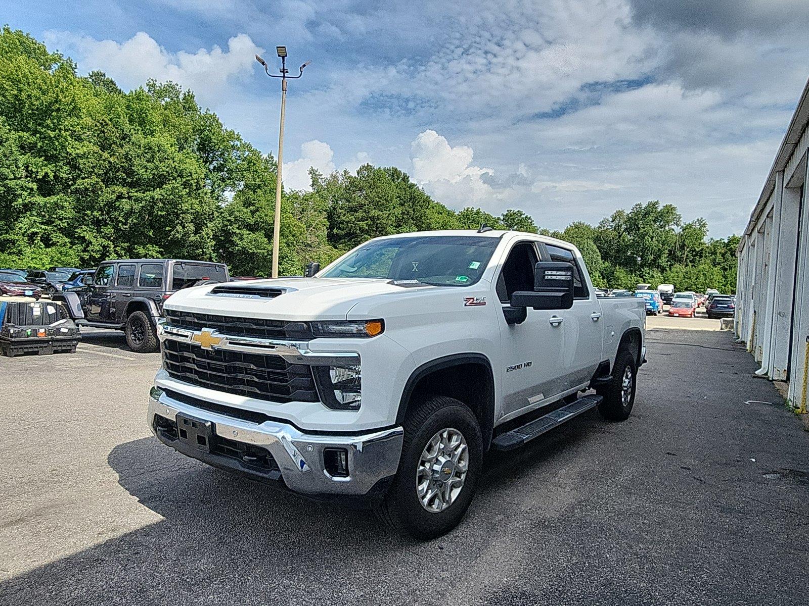 Summit White 2025 Chevrolet Silverado 2500HD Pickup Truck Four-Wheel Drive Automatic