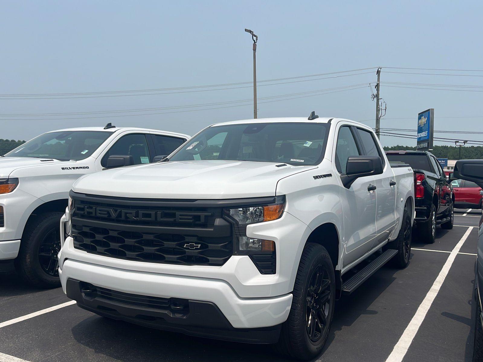 Summit White 2026 Chevrolet Silverado 1500 Pickup Truck Four-Wheel Drive 8-Speed Automatic