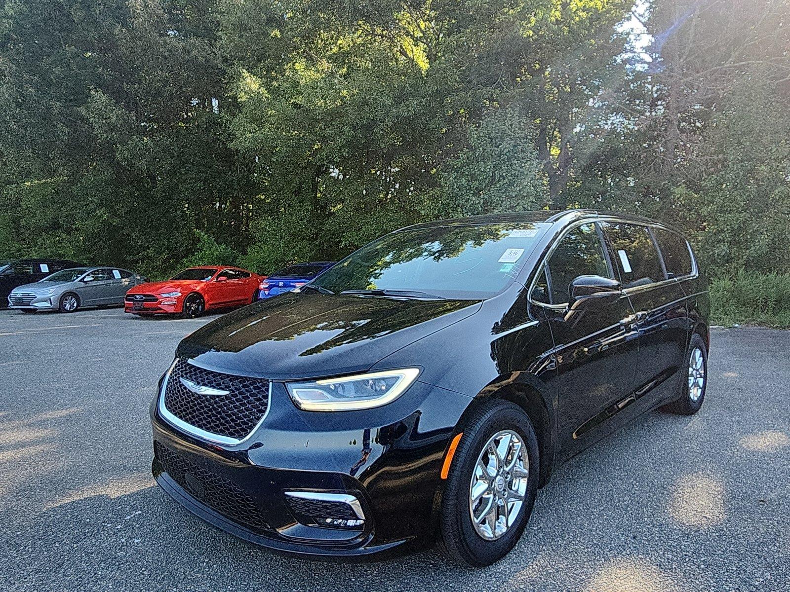 Diamond Black Crystal Pearlcoat 2026 Chrysler Pacifica Minivan Front-Wheel Drive 9-Speed Automatic