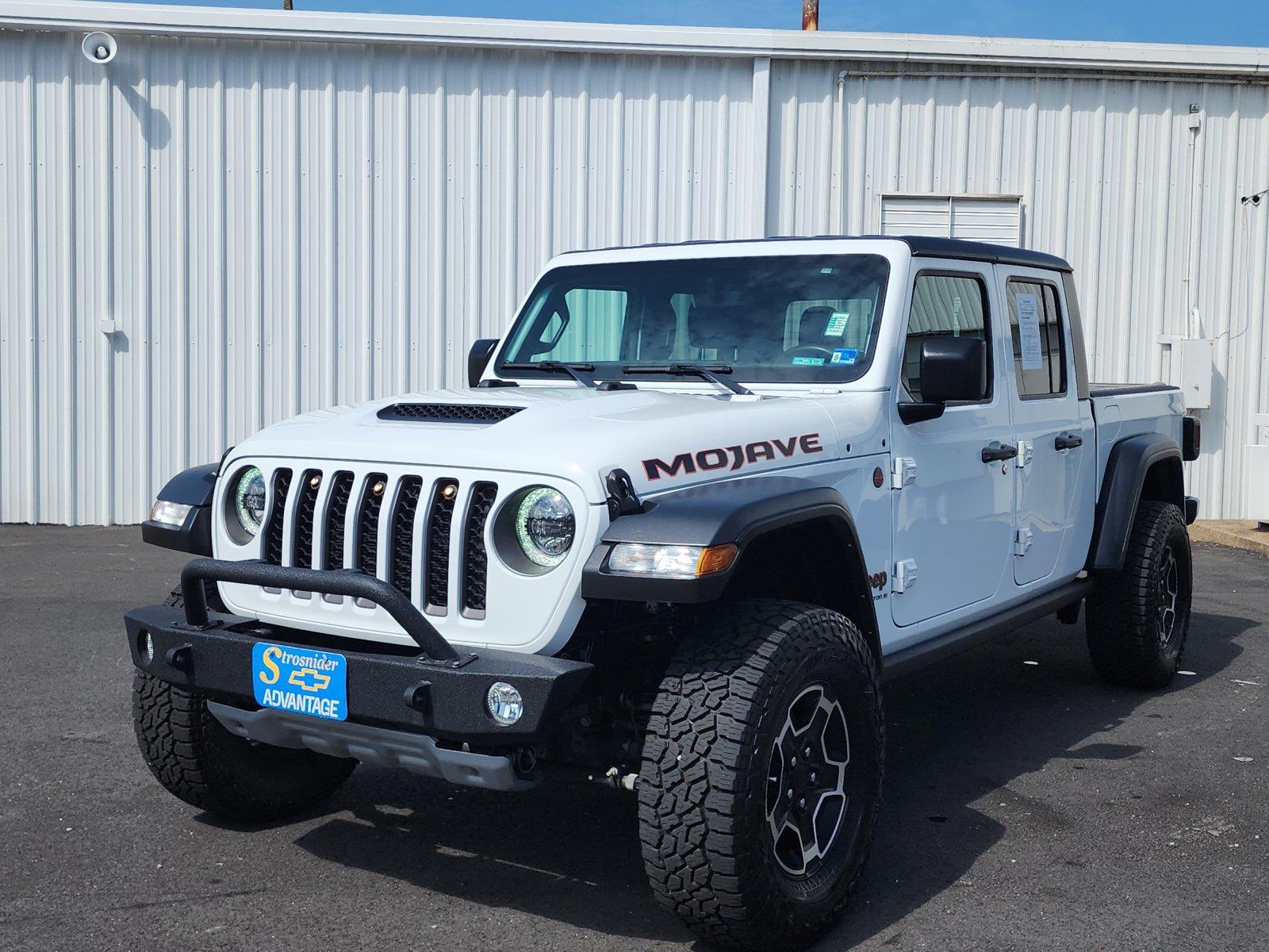 Bright White Clearcoat 2023 Jeep Gladiator Pickup Truck Four-Wheel Drive 8-Speed Automatic