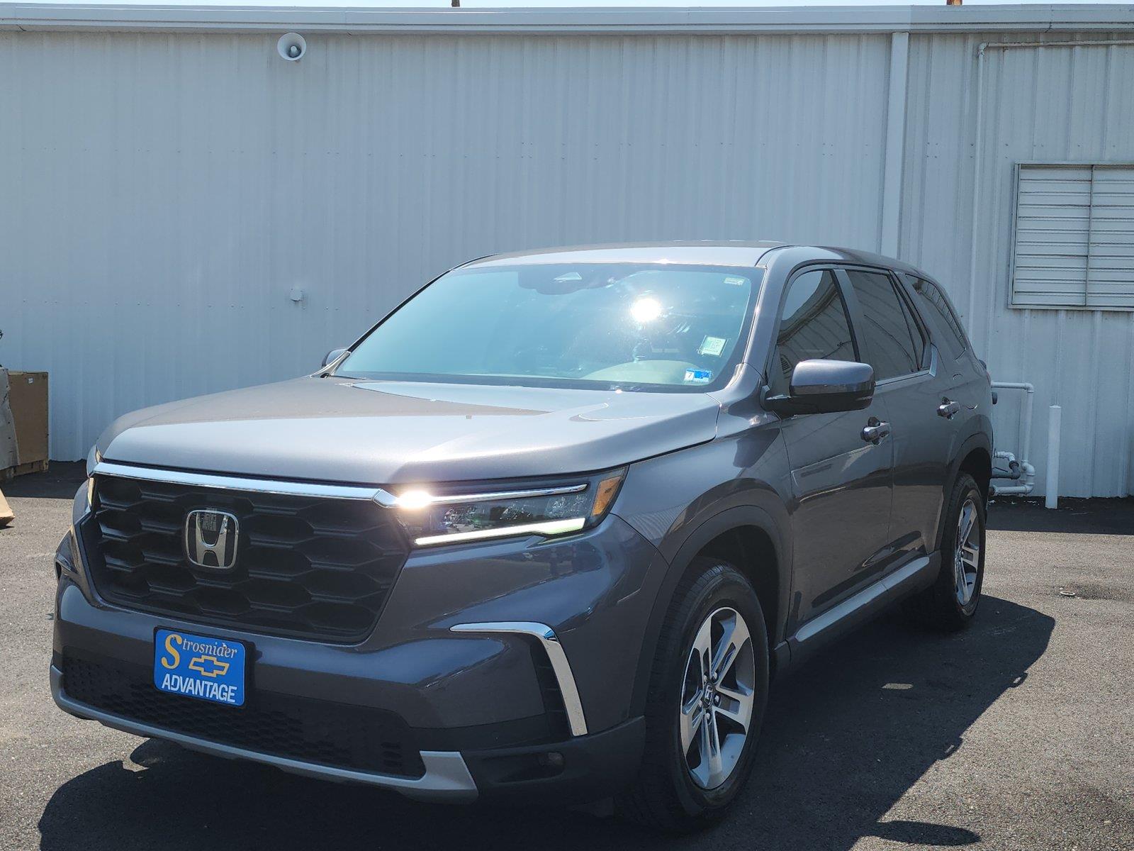  2024 Honda Pilot EX-L AWD with Captains Chairs   