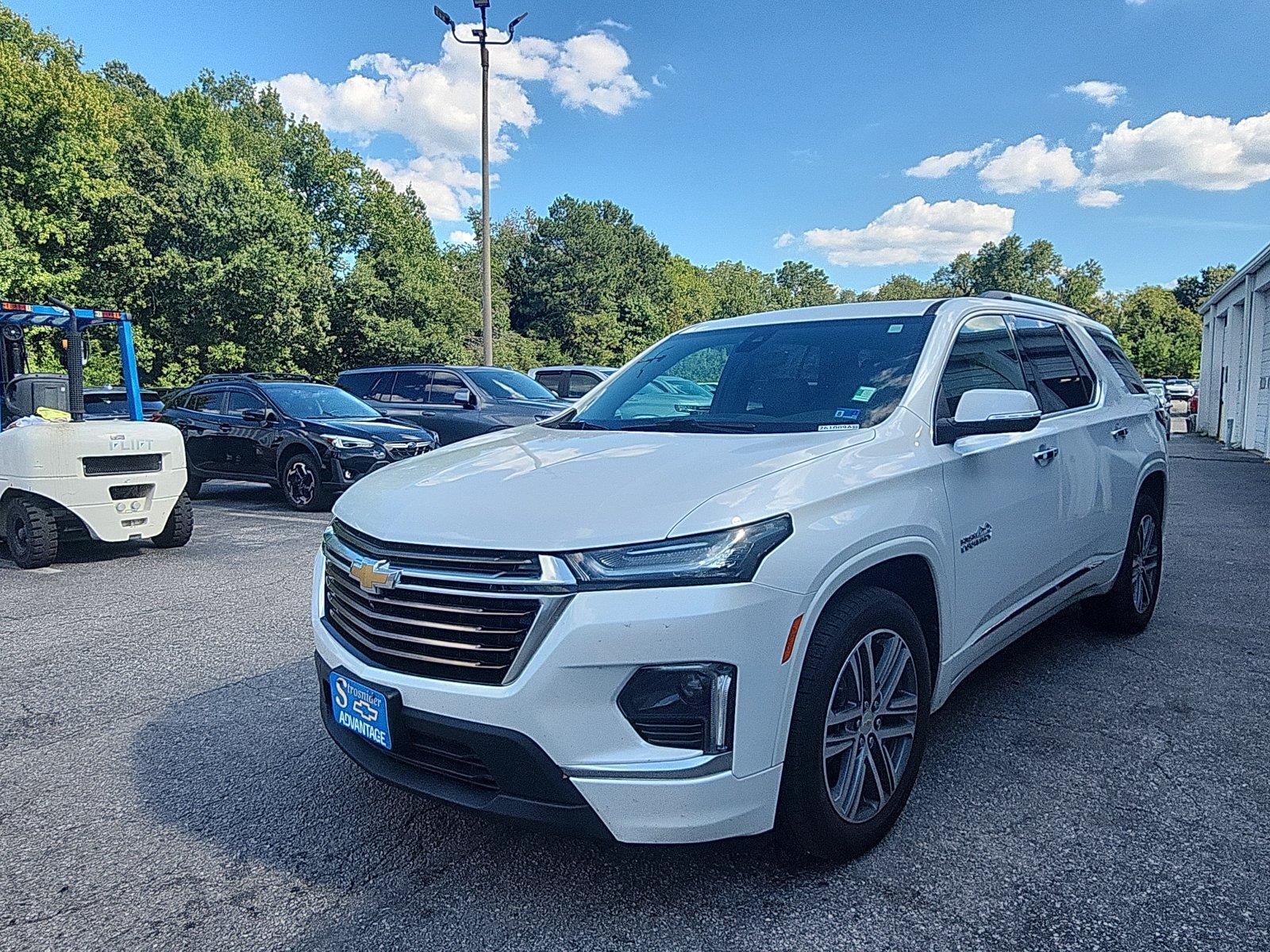 White (Iridescent Pearl Tricoat) 2022 Chevrolet Traverse SUV / Crossover Four-Wheel Drive 9-Speed Automatic