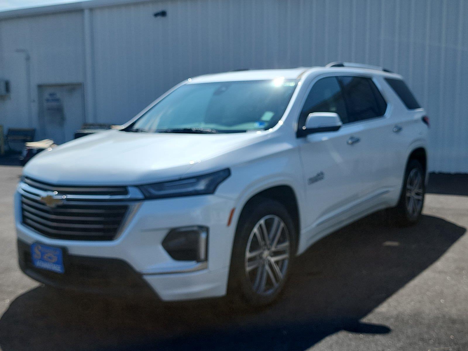 White (Iridescent Pearl Tricoat) 2022 Chevrolet Traverse SUV / Crossover Four-Wheel Drive 9-Speed Automatic