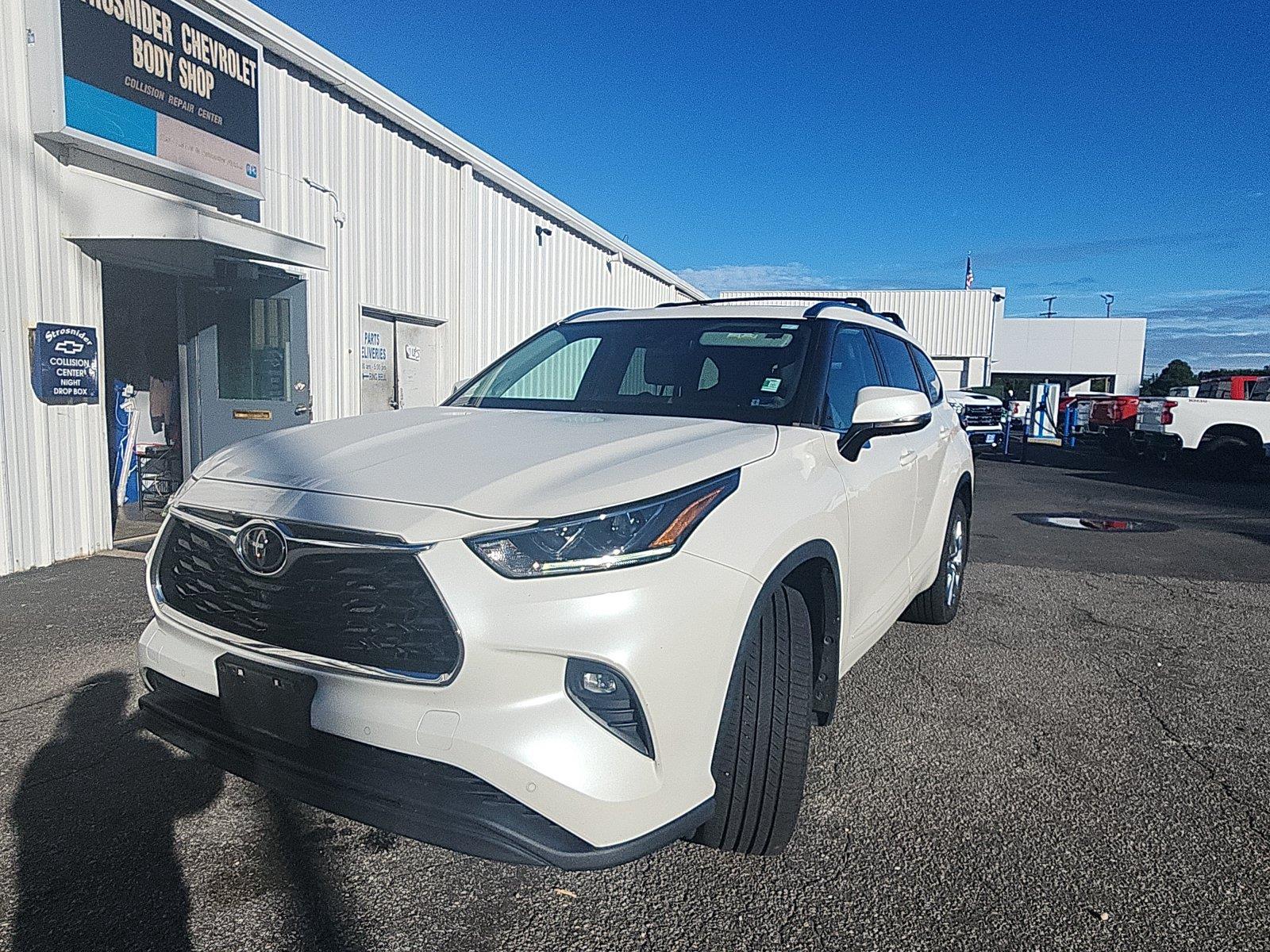 White (Blizzard Pearl) 2021 Toyota Highlander SUV / Crossover All-Wheel Drive Automatic