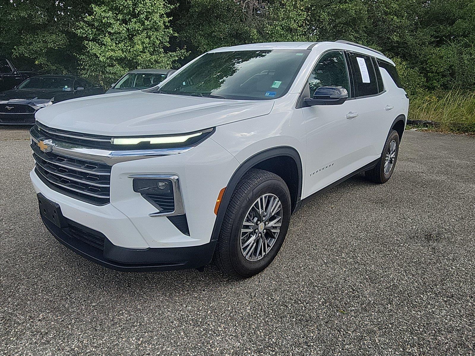 Summit White 2025 Chevrolet Traverse SUV / Crossover Front-Wheel Drive 8-Speed Automatic