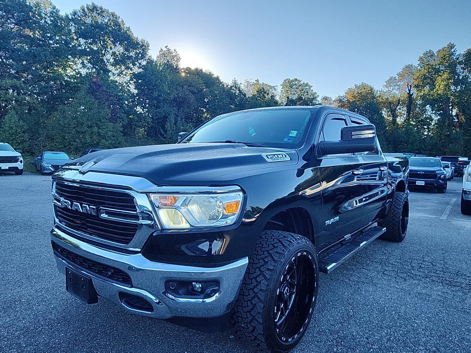Diamond Black Crystal Pearlcoat 2019 RAM 1500 Pickup Truck Four-Wheel Drive 8-Speed Automatic