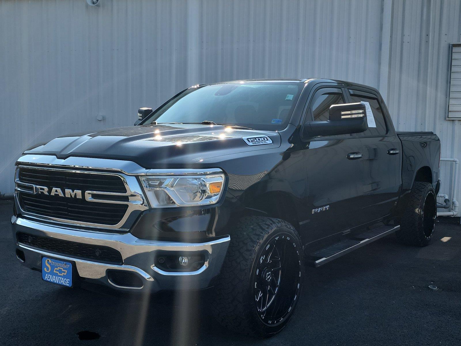 Diamond Black Crystal Pearlcoat 2019 RAM 1500 Pickup Truck Four-Wheel Drive 8-Speed Automatic