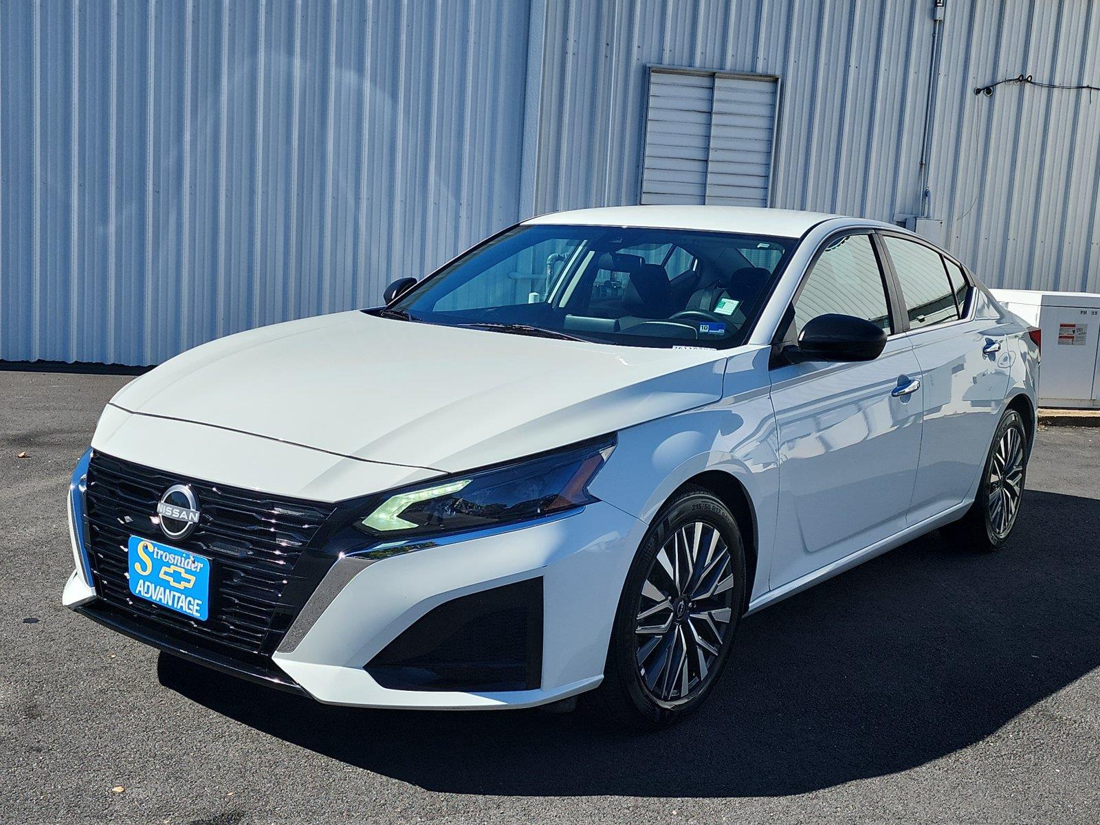 Glacier White 2025 Nissan Altima Sedan Front-Wheel Drive Continuously Variable Transmission
