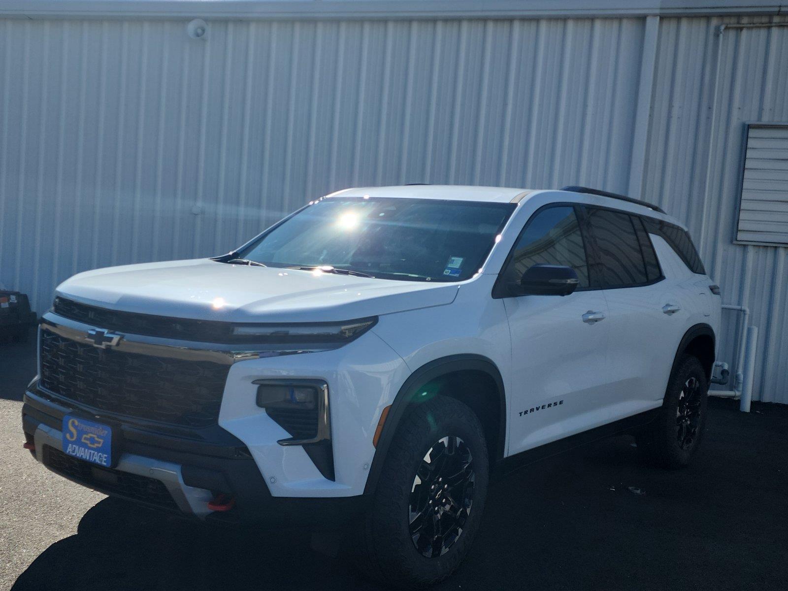 Polar White Tricoat 2027 Chevrolet Traverse SUV / Crossover Four-Wheel Drive 8-Speed Automatic