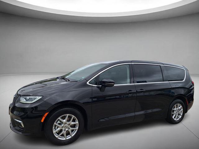 Diamond Black Crystal Pearlcoat 2024 Chrysler Pacifica Touring L FWD Minivan Front-Wheel Drive 9-Speed Automatic