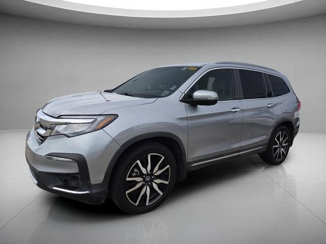 2021 Honda Pilot Touring FWD with Rear Captains Chairs
