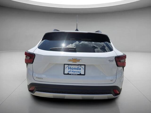 Used 2024 Summit White Chevrolet LT image 4