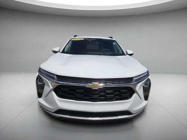 Used 2024 Summit White Chevrolet LT image 8