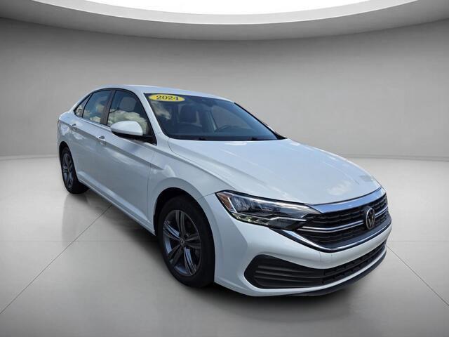 Used 2024 Opal White Pearl Volkswagen SE image 7