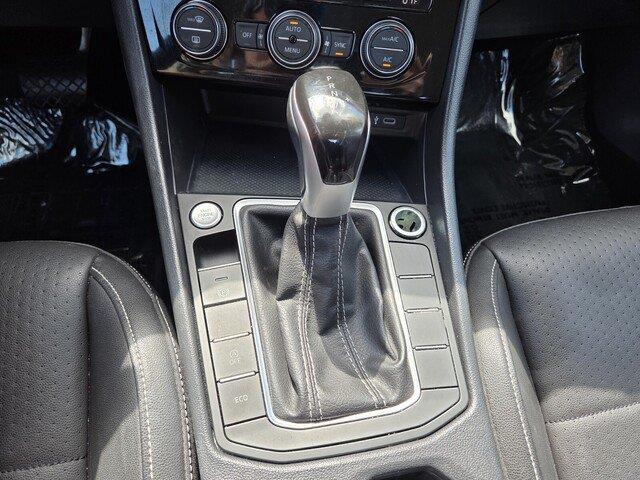 Used 2024 Opal White Pearl Volkswagen SE image 17