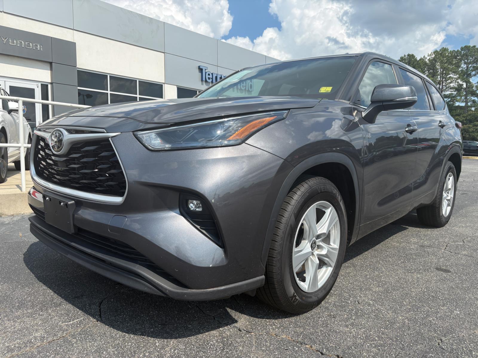Magnetic Gray Metallic 2024 Toyota Highlander SUV / Crossover Front-Wheel Drive 8-Speed Automatic