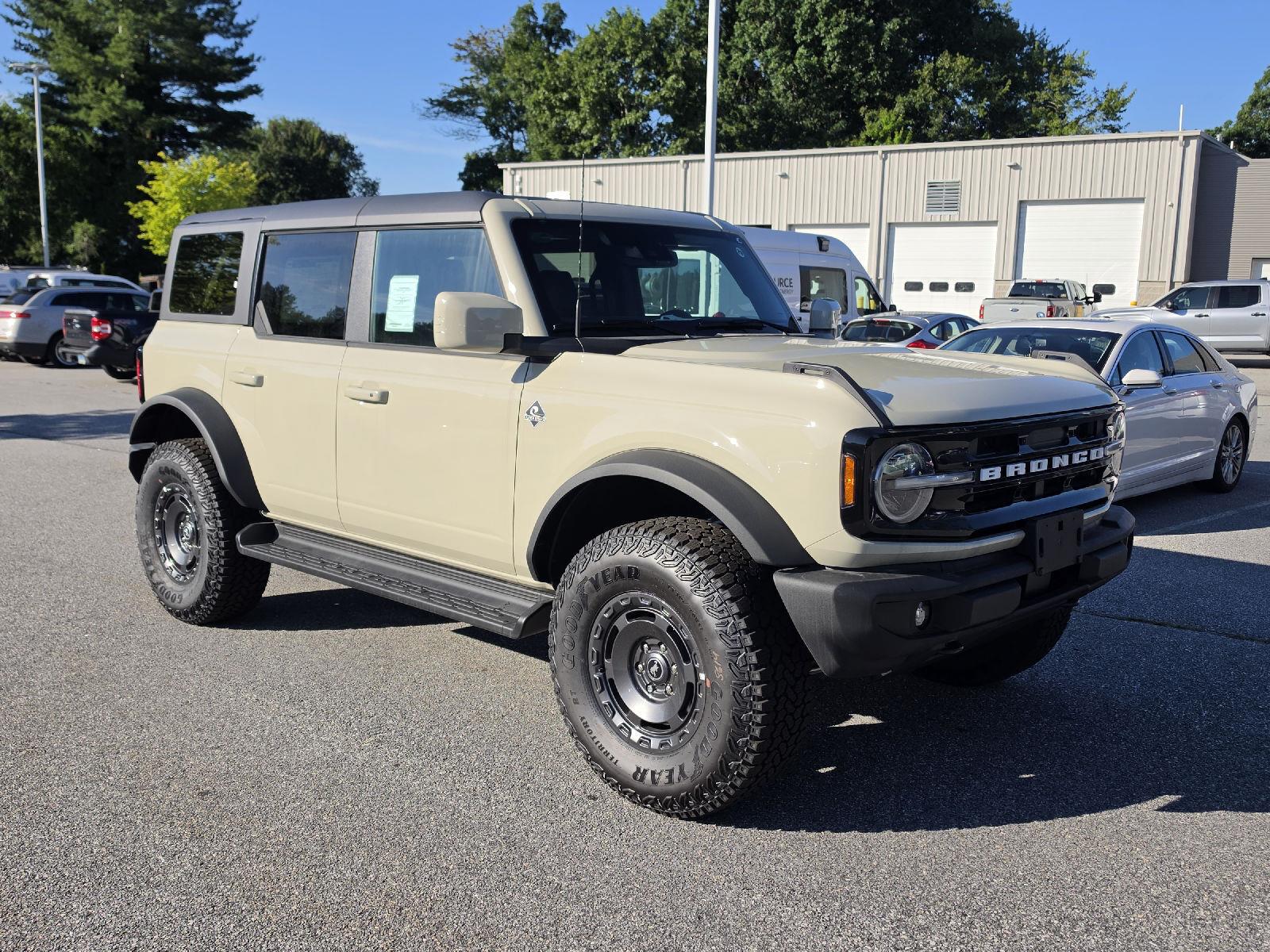 Desert Sand 2025 Ford Bronco SUV / Crossover Four-Wheel Drive Automatic