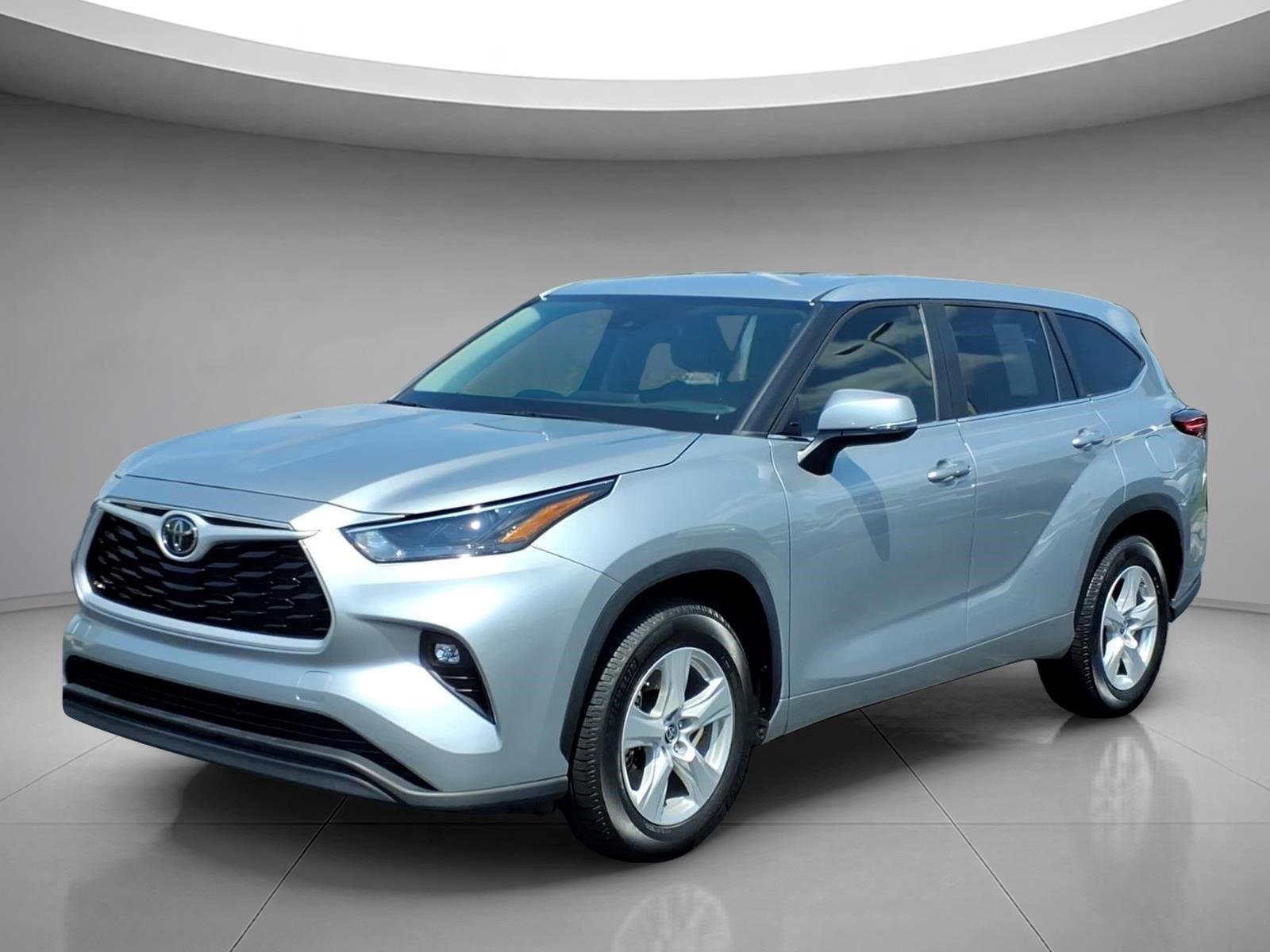Celestial Silver Metallic 2023 Toyota Highlander SUV / Crossover Front-Wheel Drive Automatic