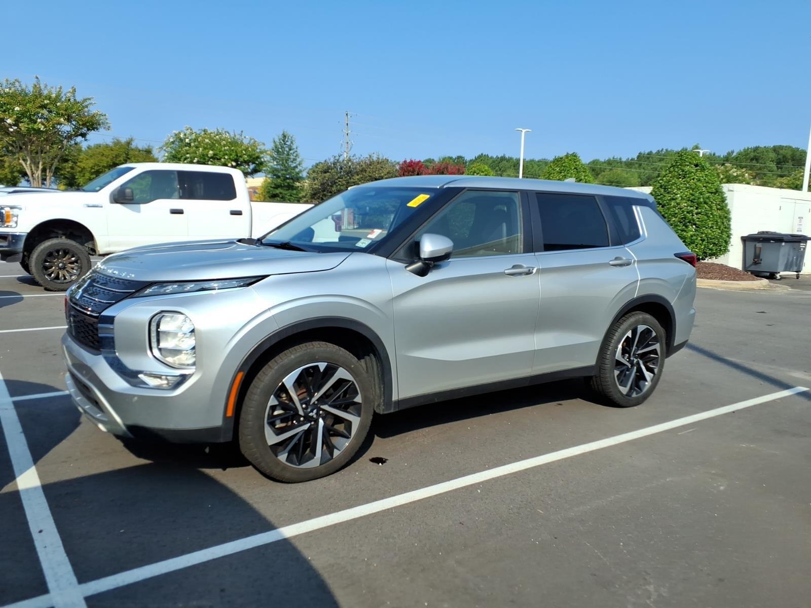 Alloy Silver Metallic 2023 Mitsubishi Outlander SUV / Crossover Front-Wheel Drive Continuously Variable Transmission