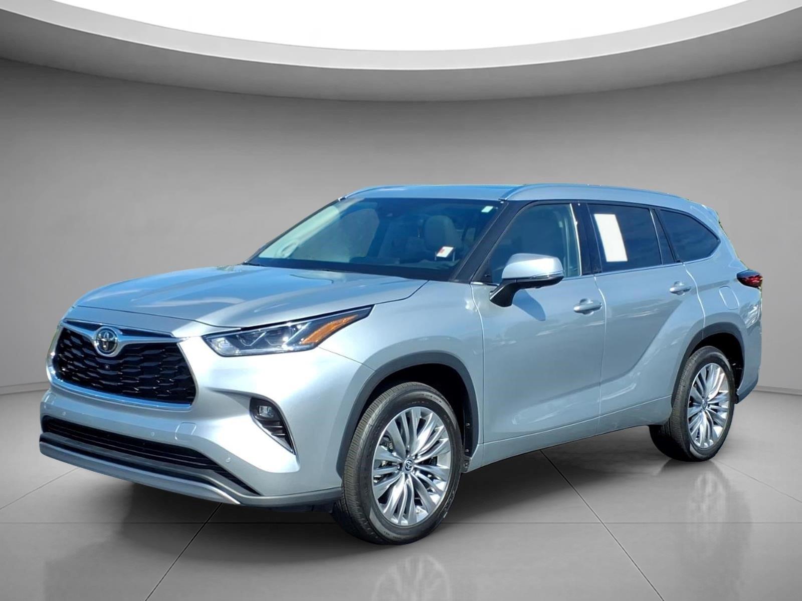 Celestial Silver Metallic 2023 Toyota Highlander SUV / Crossover Front-Wheel Drive Automatic