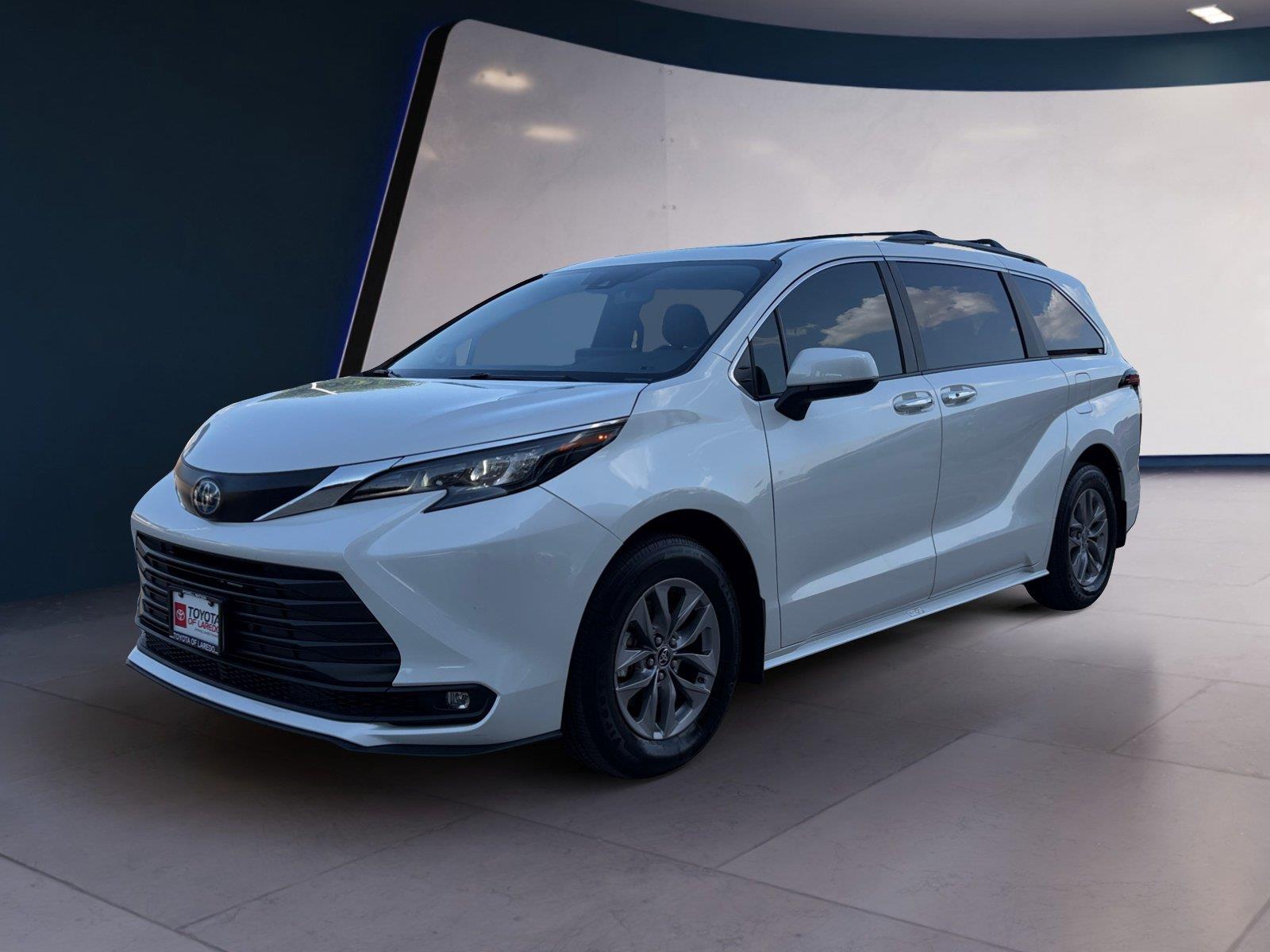 White (Wind Chill Pearl) 2025 Toyota Sienna Minivan Front-Wheel Drive Continuously Variable Transmission