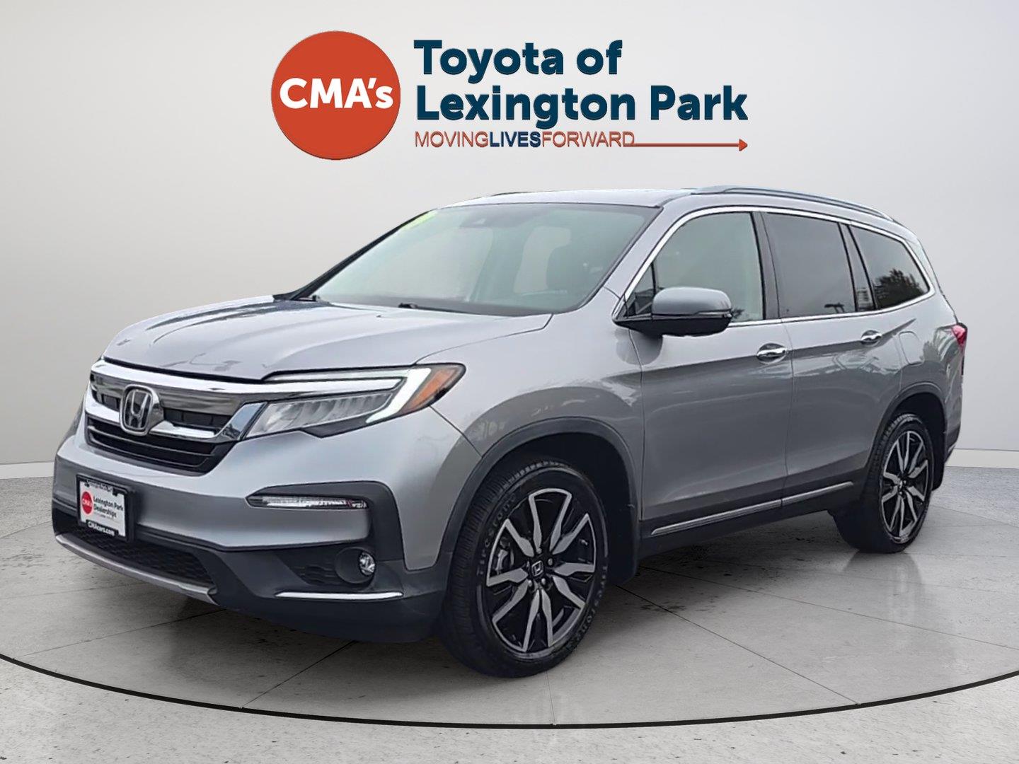 2019 Honda Pilot Touring AWD with Rear Captain's Chairs
