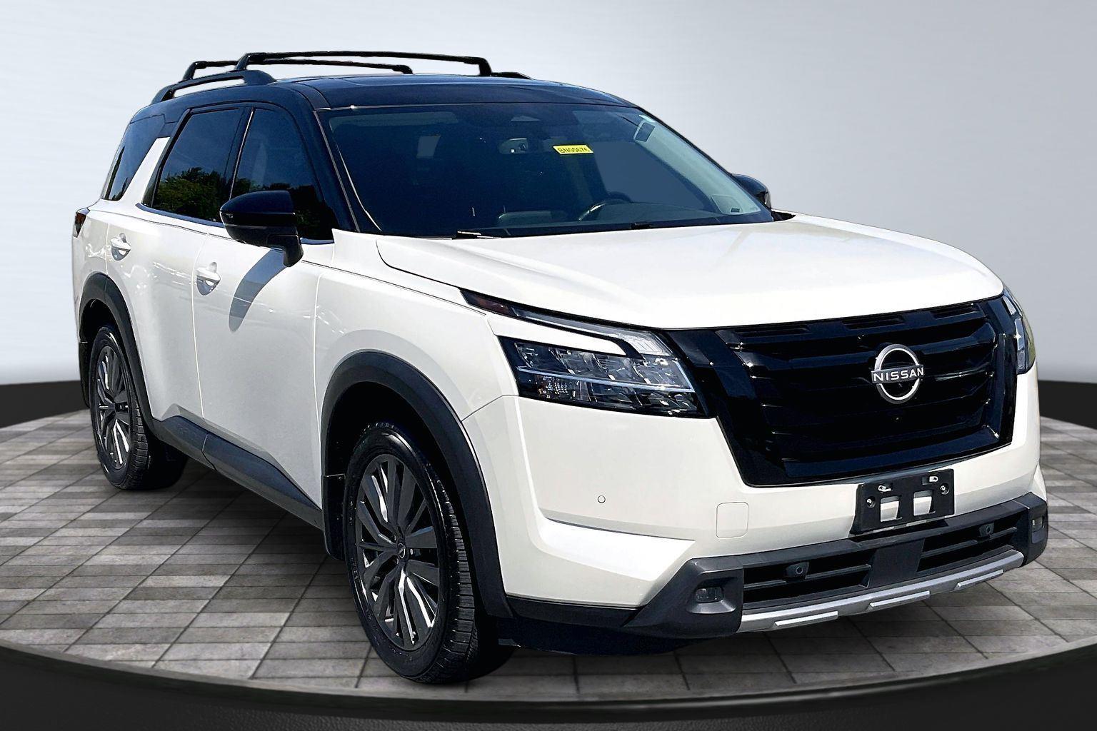 Pearl White Tricoat/Super Black 2023 Nissan Pathfinder SUV / Crossover All-Wheel Drive Automatic