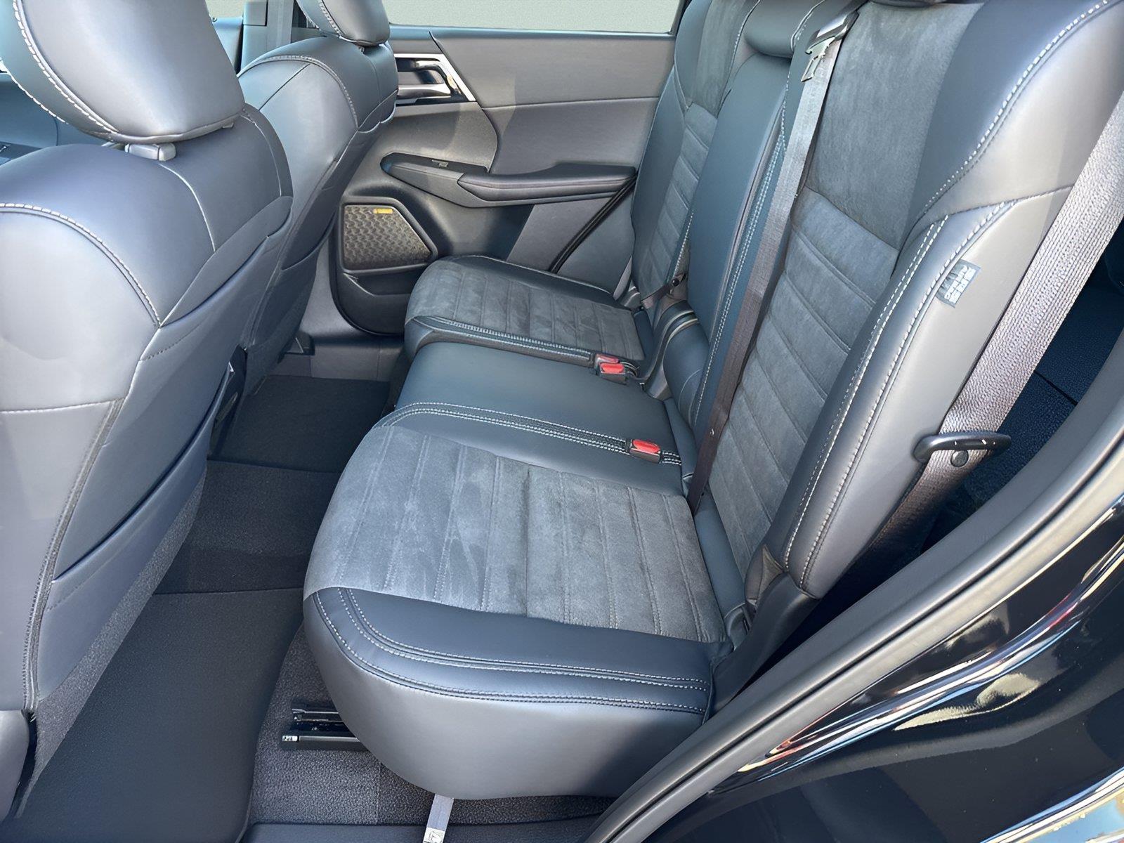 2025 Mitsubishi Outlander SE - Photo 28