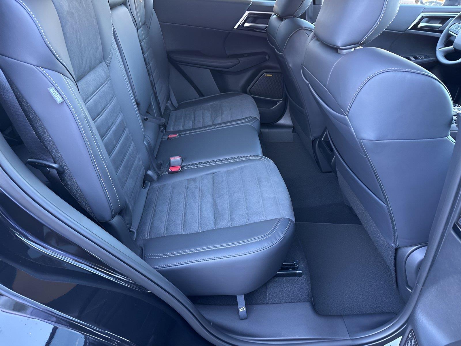 2025 Mitsubishi Outlander SE - Photo 29