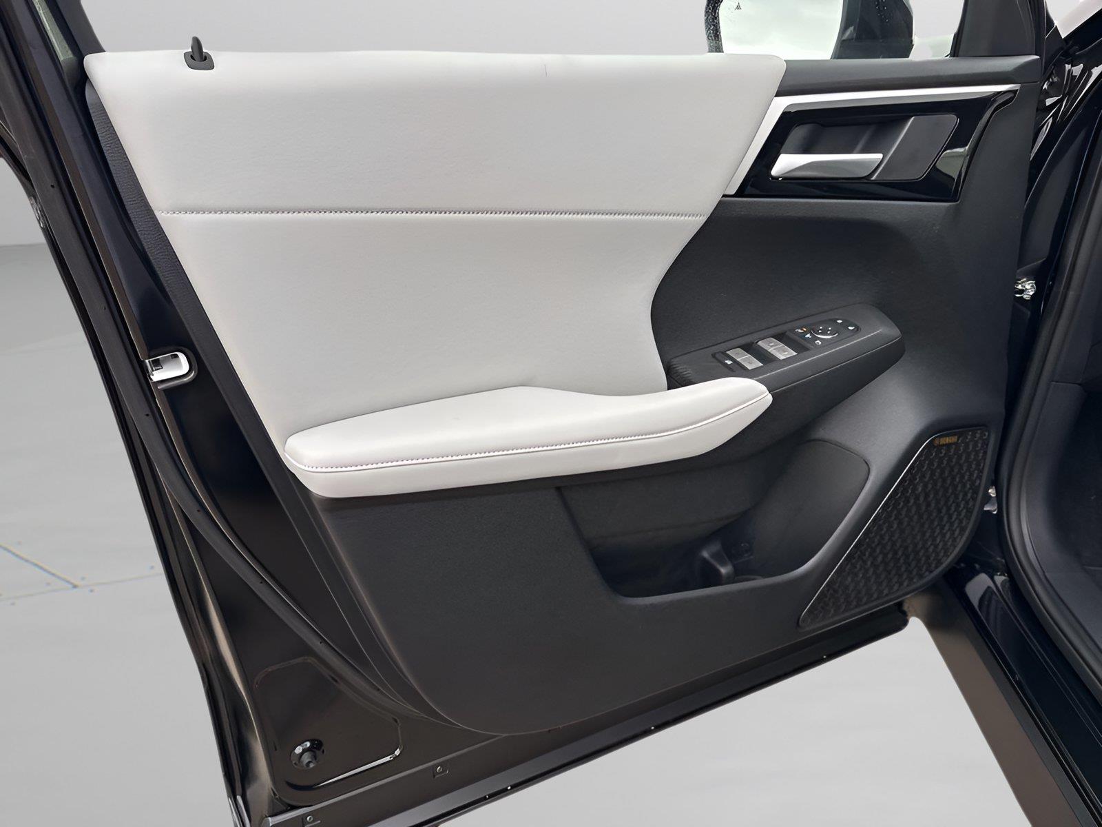 2025 Mitsubishi Outlander SE - Photo 30