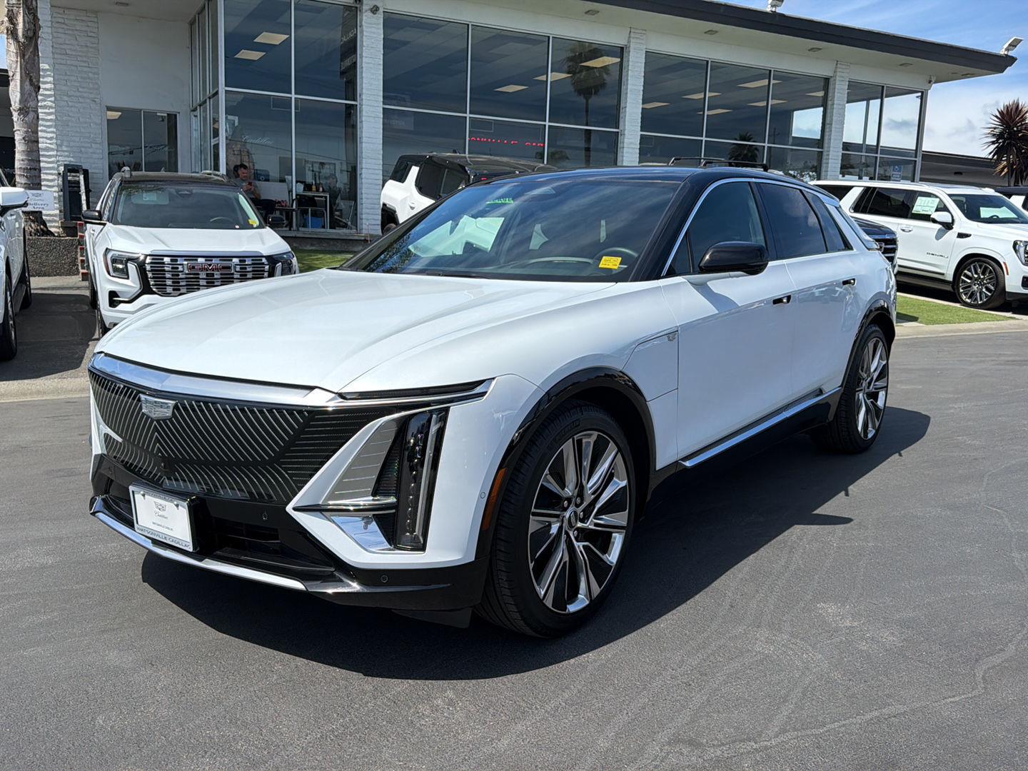 Vibrant White Tricoat 2026 Cadillac LYRIQ SUV / Crossover All-Wheel Drive Automatic
