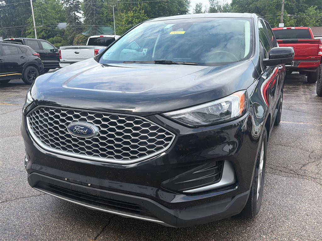 2023 Ford Edge photo 2 of 33