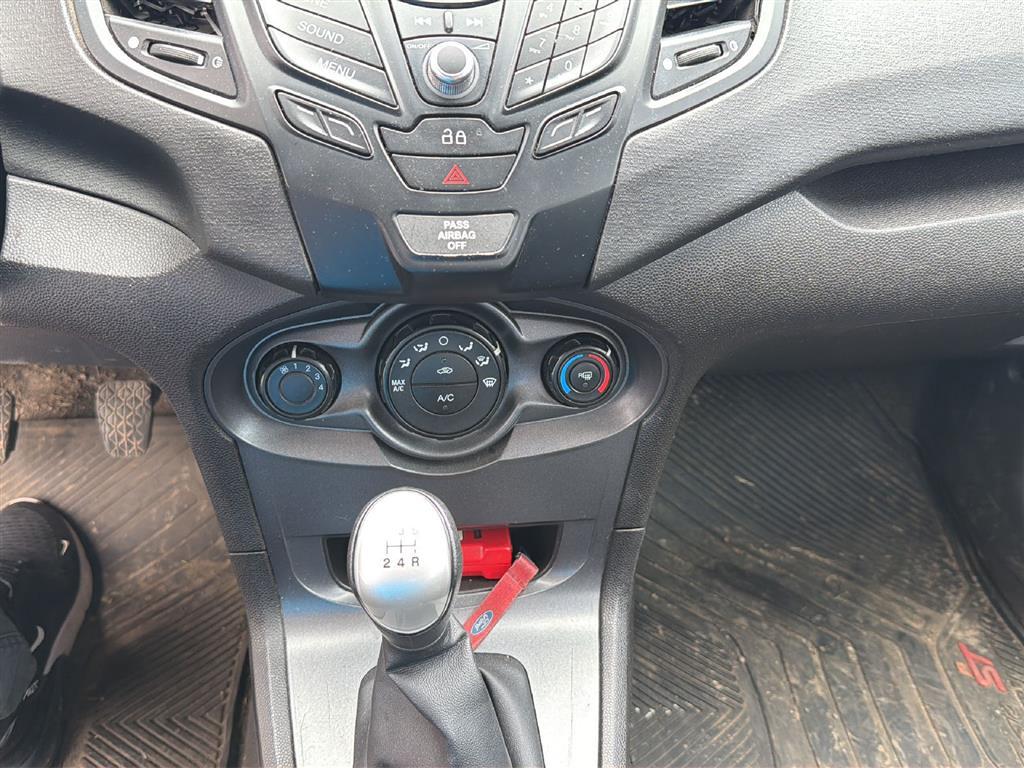 2015 Ford Fiesta photo 11 of 20