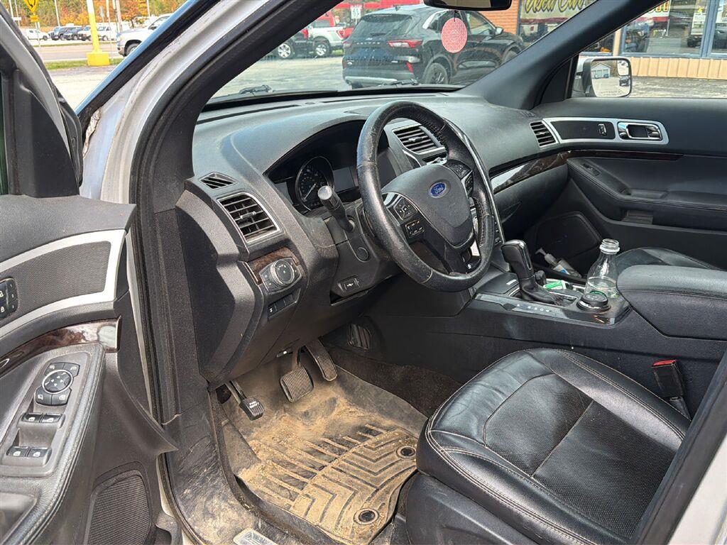 2016 Ford Explorer photo 10 of 15