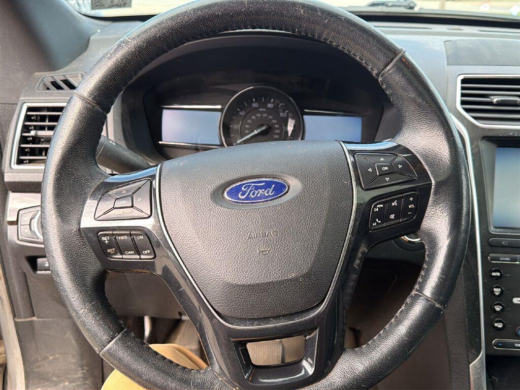 2016 Ford Explorer photo 12 of 15