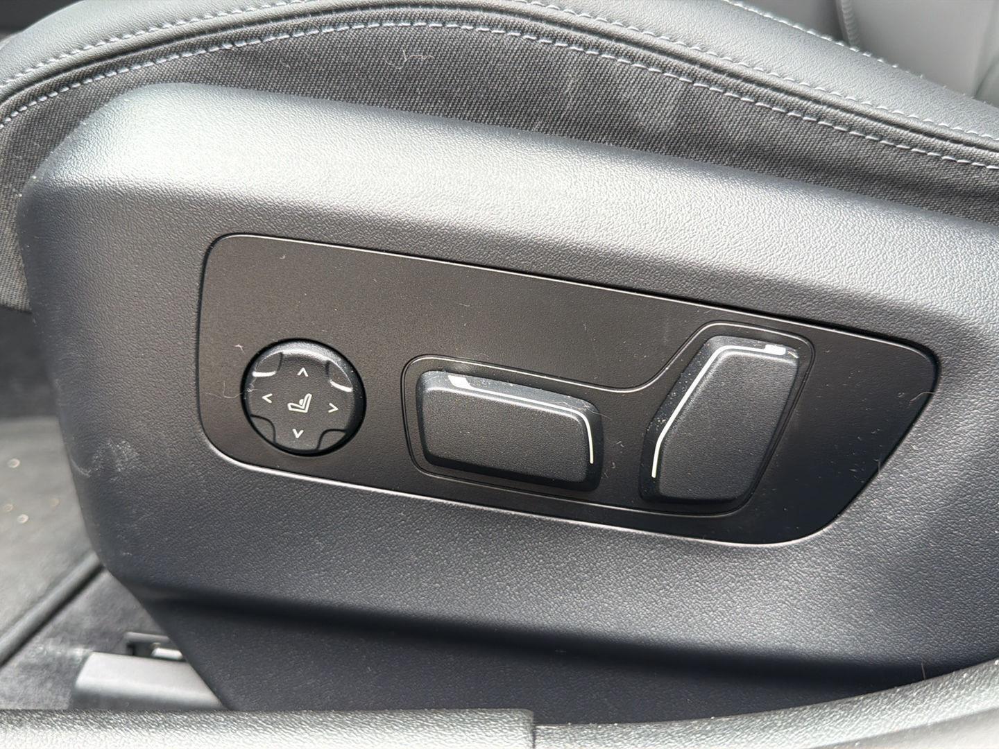 Used 2024 Cape York Green Metallic BMW 540i xDrive image 18
