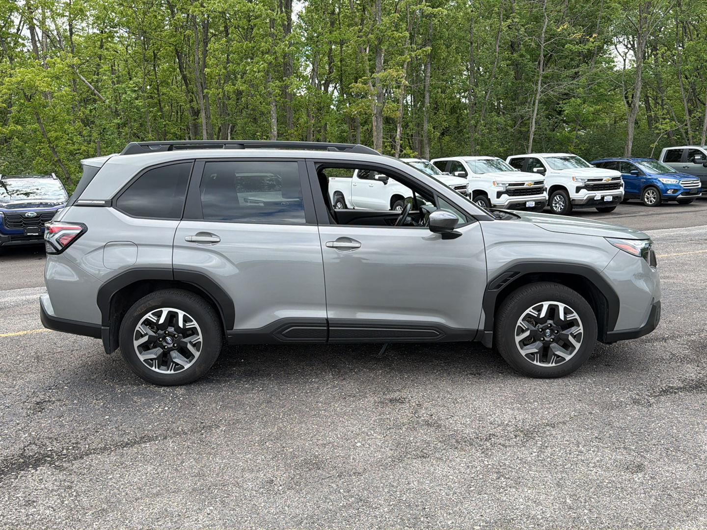 Used 2025  Subaru Premium image 7