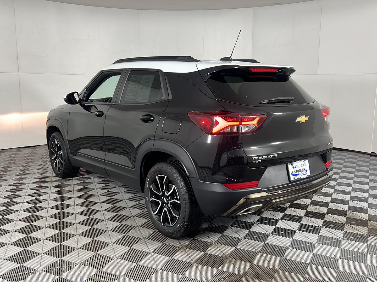 Used 2023 Mosaic Black Metallic Chevrolet ACTIV image 10