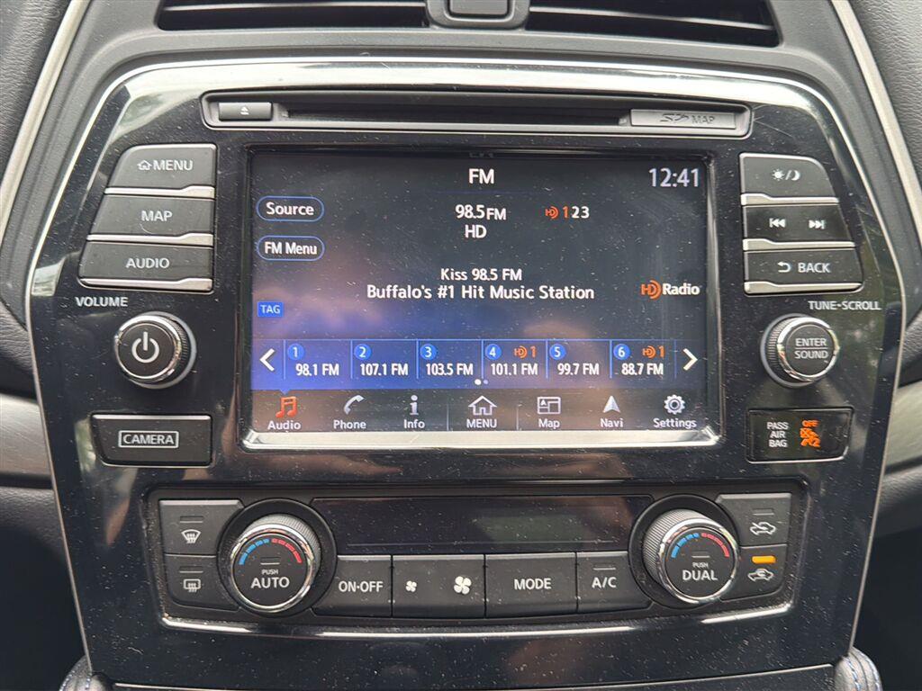 Used 2018 Brilliant Silver Nissan S image 17