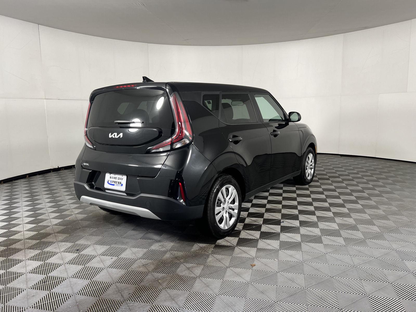 Used 2023 Fusion Black Kia LX image 23