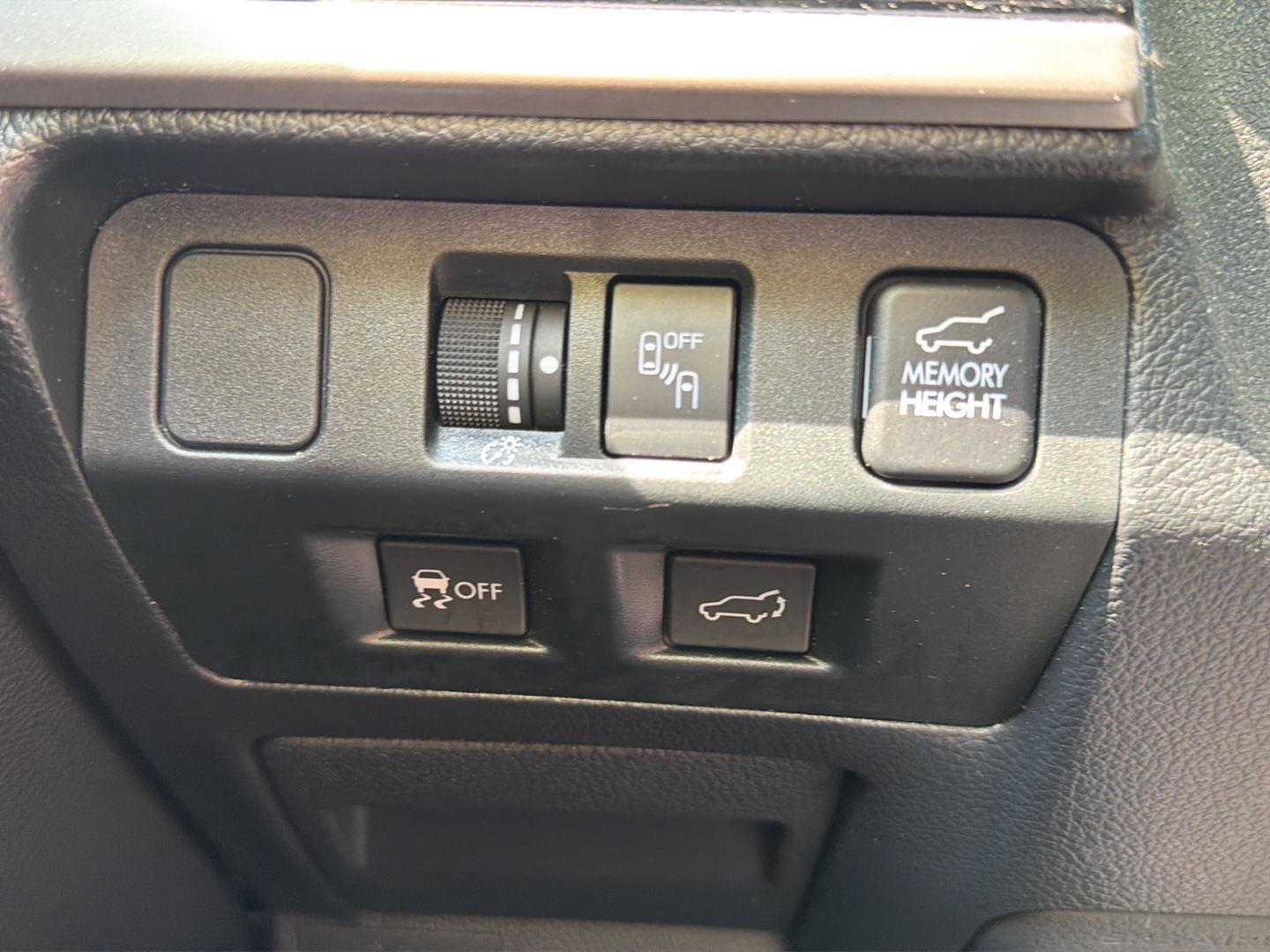 Used 2018 Ice Silver Metallic Subaru Limited image 19