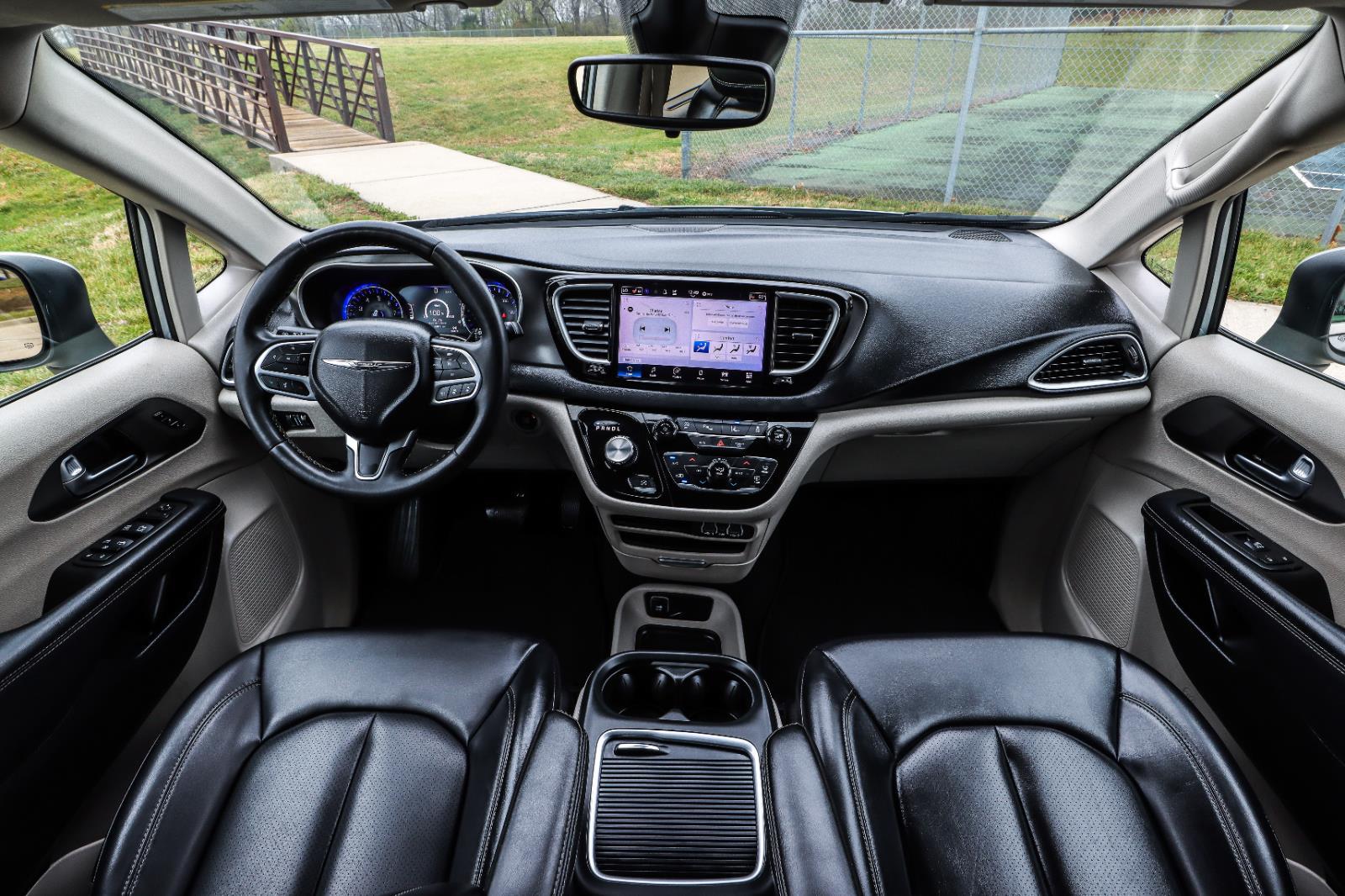 2023 Chrysler Pacifica Touring L's photo