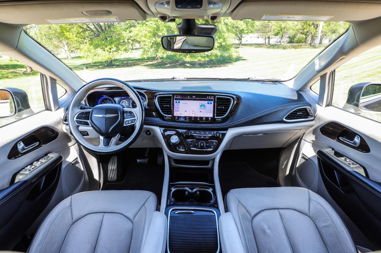 2021 Chrysler Pacifica Limited's photo