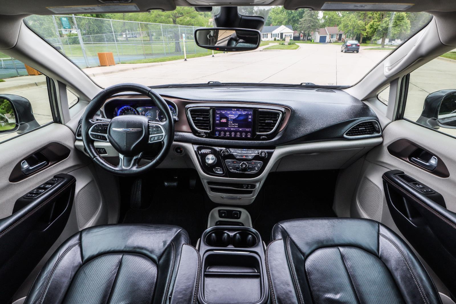 2019 Chrysler Pacifica Touring L's photo