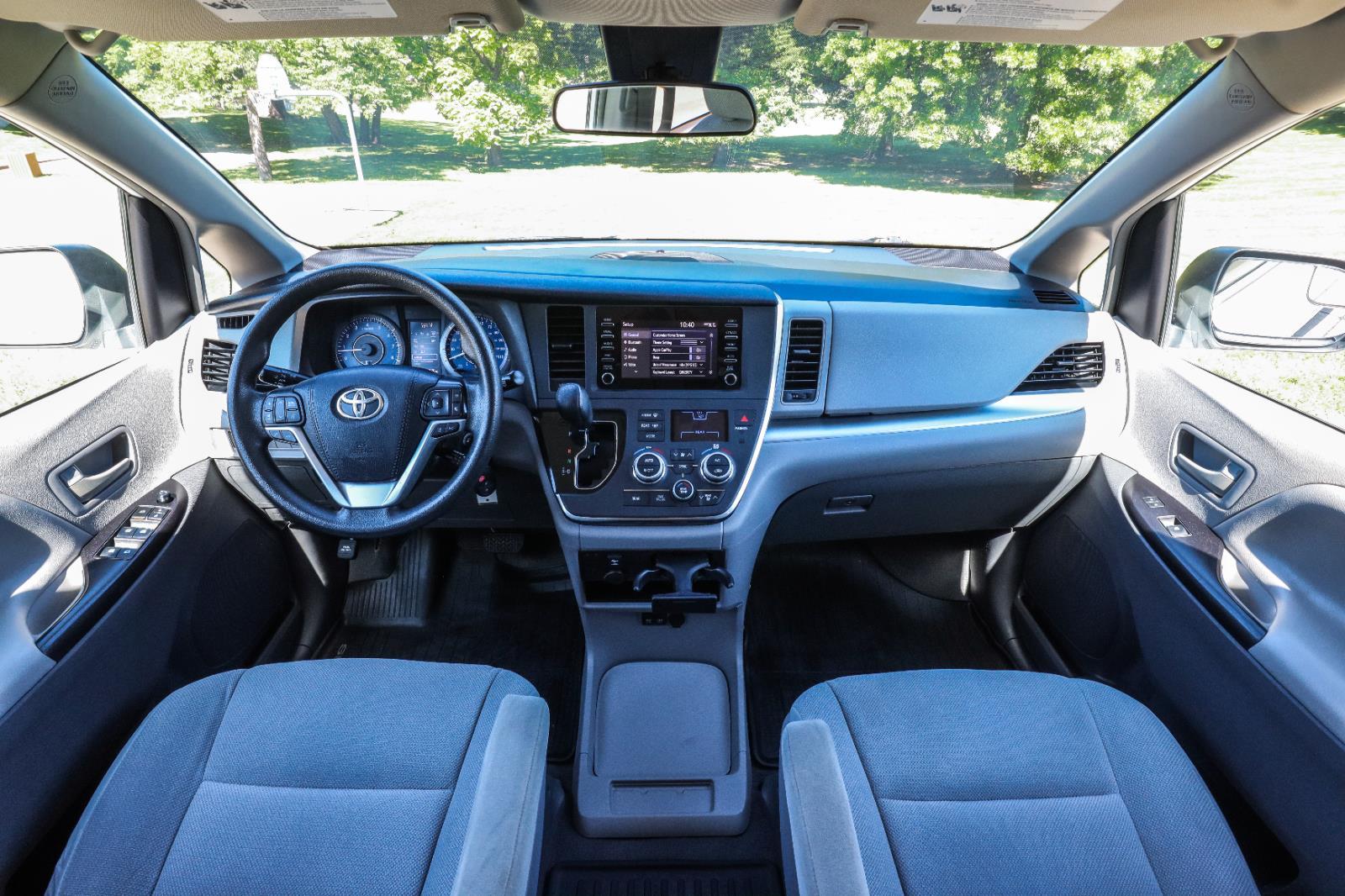 2019 Toyota Sienna L V6 7-Passenger's photo