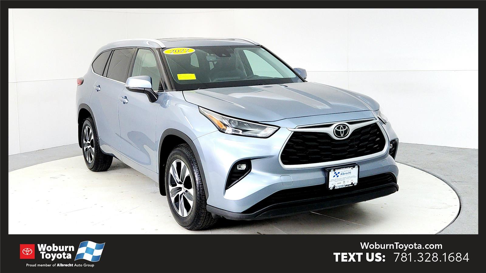 Moon Dust 2022 Toyota Highlander XLE AWD SUV / Crossover All-Wheel Drive 8-Speed Automatic