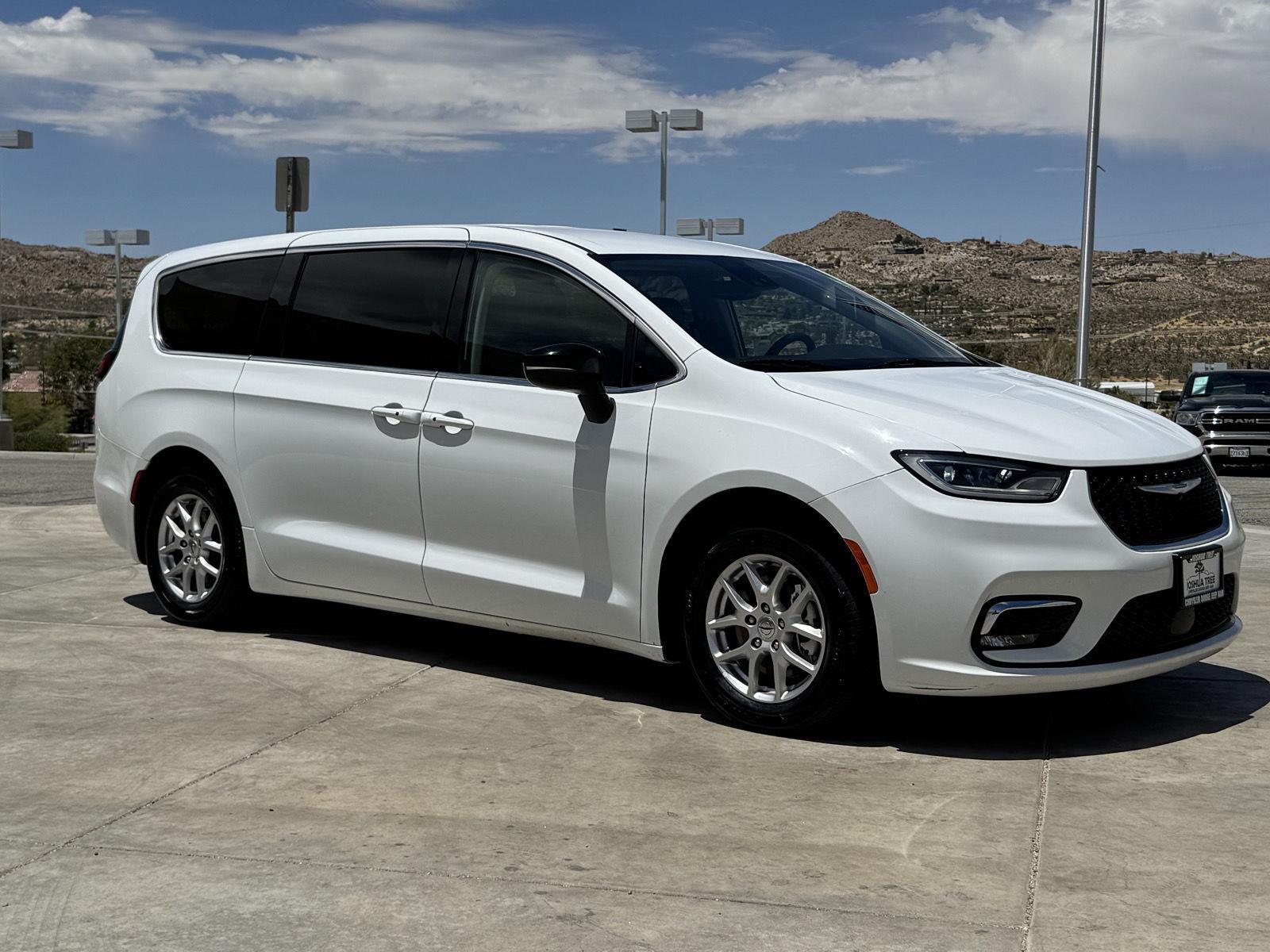 Bright White Clearcoat 2024 Chrysler Pacifica Minivan Front-Wheel Drive 9-Speed Automatic